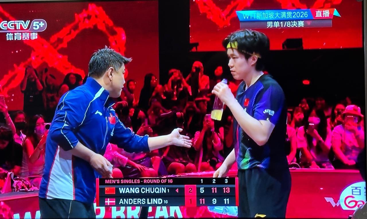 恭喜王楚钦3-1林德，顺利晋级八强！
比分如下：
第一局：5-11
第二局：11