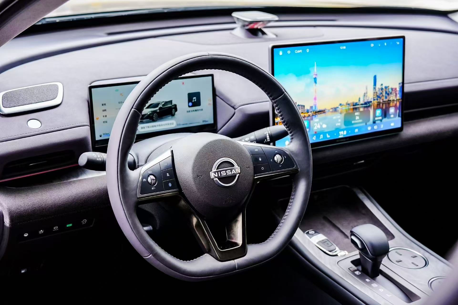 天籁鸿蒙座舱S380大师版，黑金双色车身放在日系B级车里确实少见，以前这种配色基