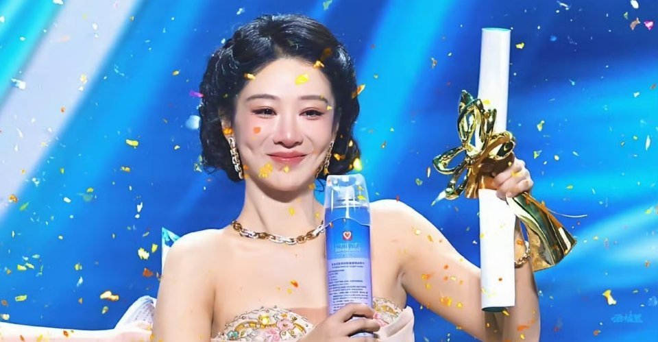 杨紫一路走来真的很不容易白玉兰最佳女主实至名归！杨紫五岁开始跑龙套，七岁正式入行