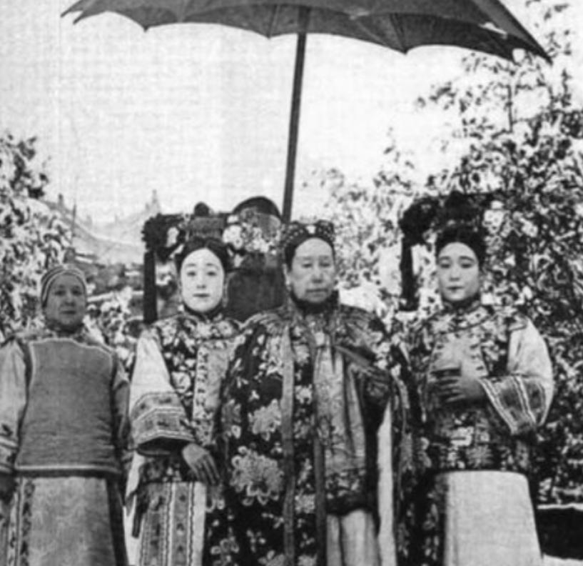 1900 年，慈禧狼狈逃窜至山西首富家，临行时，慈禧让乔家借她 10 万两，乔致