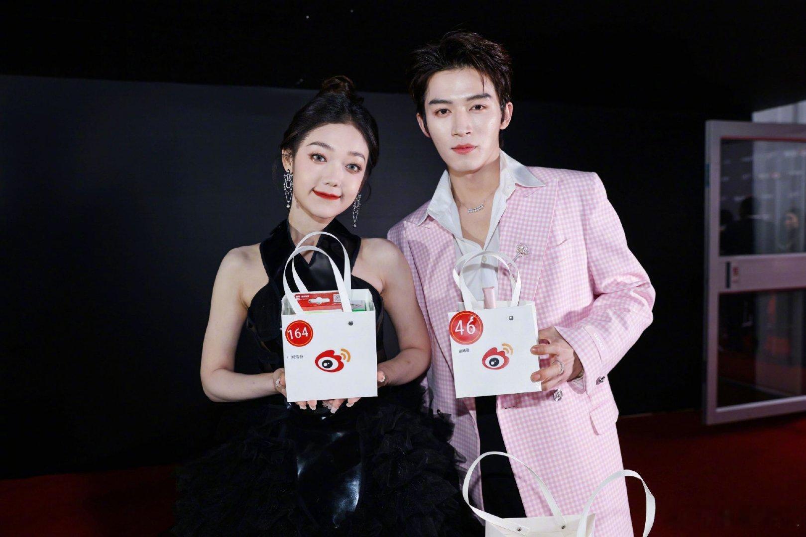 #硬糖少女303##希林娜依高# 今日份糖妹新鲜物料希林娜依高微博之夜内场返图和