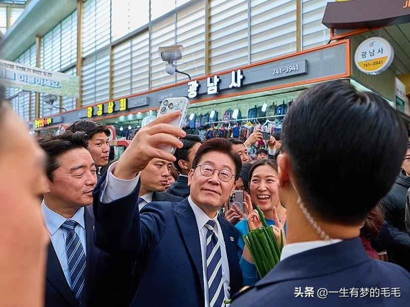 3月25日，韩国总统李在明突然到访晋州市晋州中央市场，实地走访体察民生经济，与市
