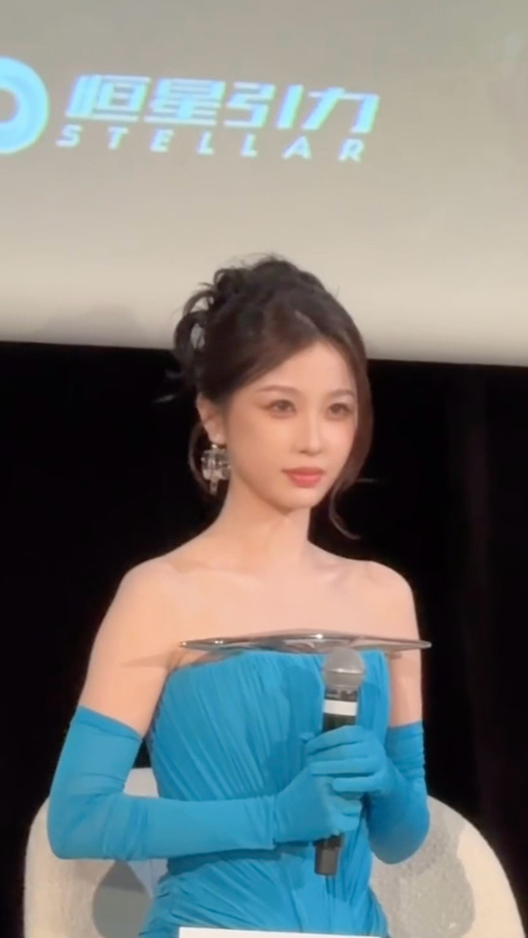 虞书欣戛纳生图在现场的朋友也太幸福了，求求了，能不能把我也打包带走，一起去戛纳感