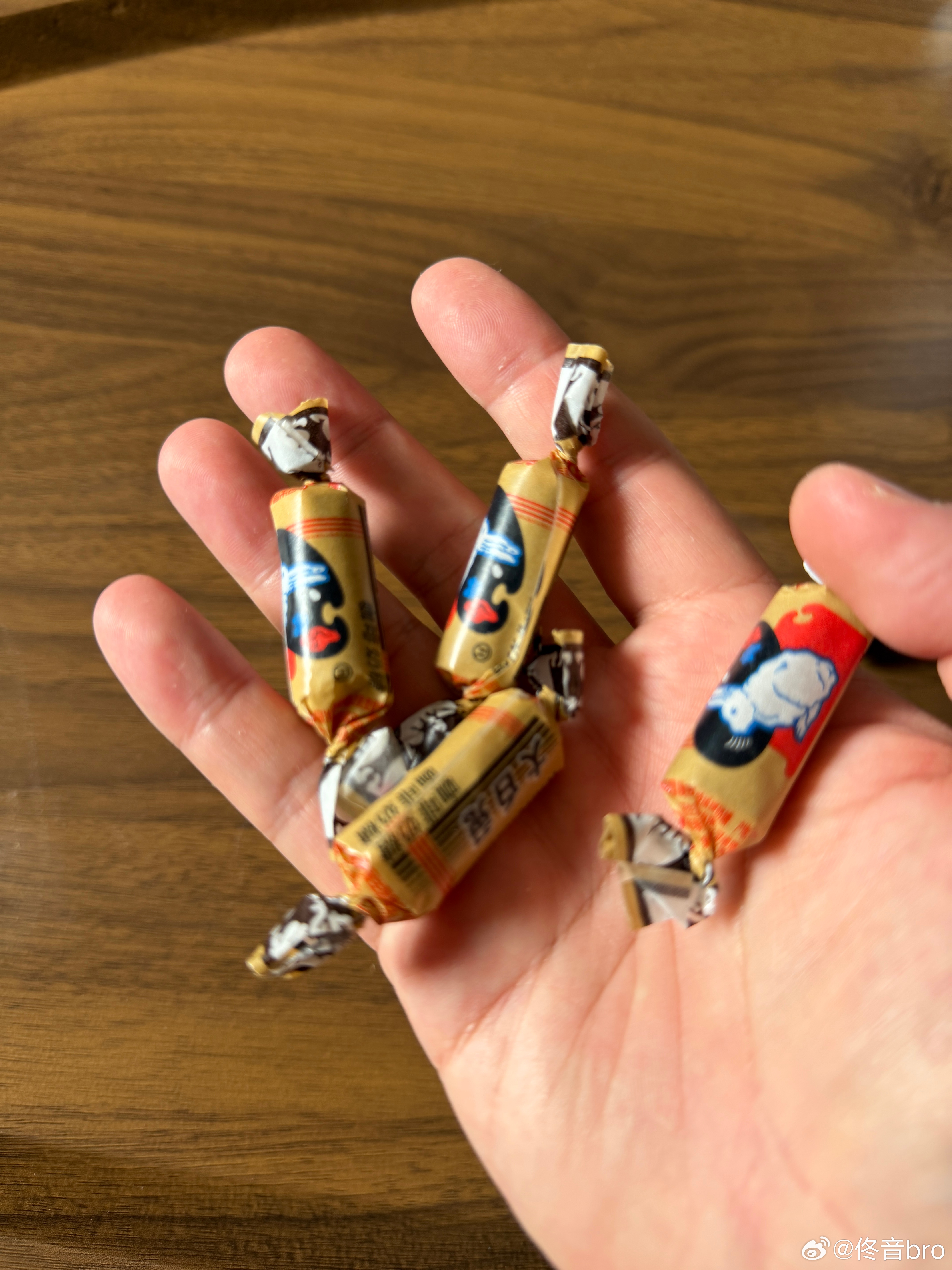 老人的关心就是一边告诉你要减肥，不能吃外面东西一边给你递大白兔奶糖，太矛盾了[允