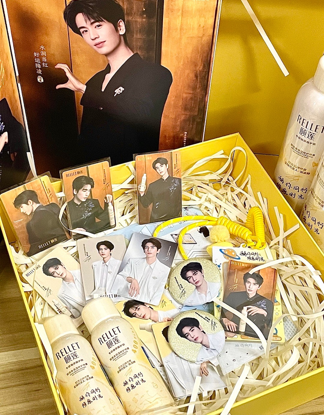 张凌赫周边中转站  出图上两个吧唧自带价小礼物多多走pt骗子勿扰 