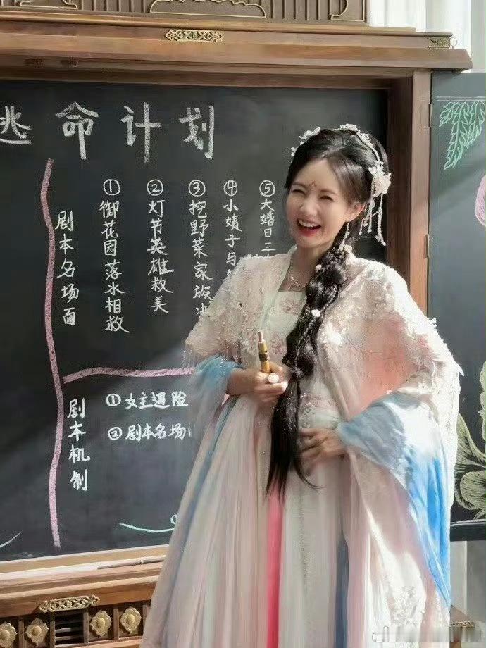 杨洋给李一桐新剧包场了磕到友情糖！杨洋在线为李一桐《书卷一梦》打call包场，太