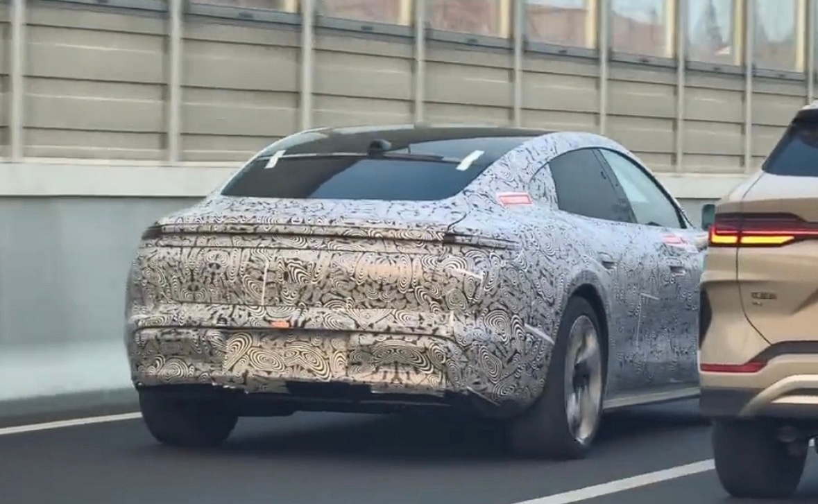 感觉全国各地最近都能偶遇尚界Z7路试，虽然贴着伪装，但那个运动轿跑的气质根本藏不