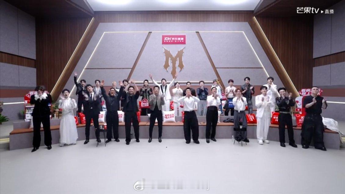 孙楠唱歌全场哥哥起立孙楠唱歌全体哥哥起立 孙楠唱歌全体哥哥起立，咱就是说最高礼仪