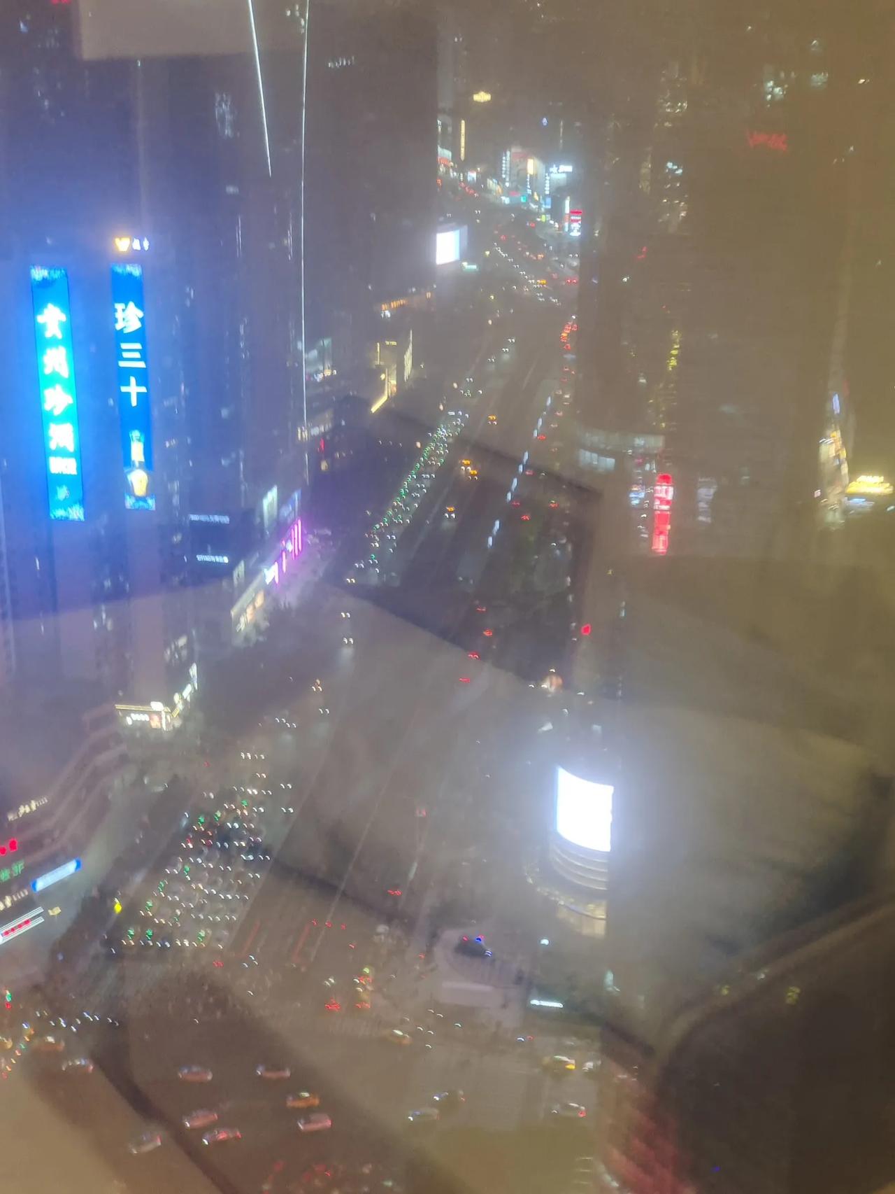 广州天河广场的夜和清晨
华灯初上，广州天河广场一带人头攒动，热闹非凡。但再闹的夜
