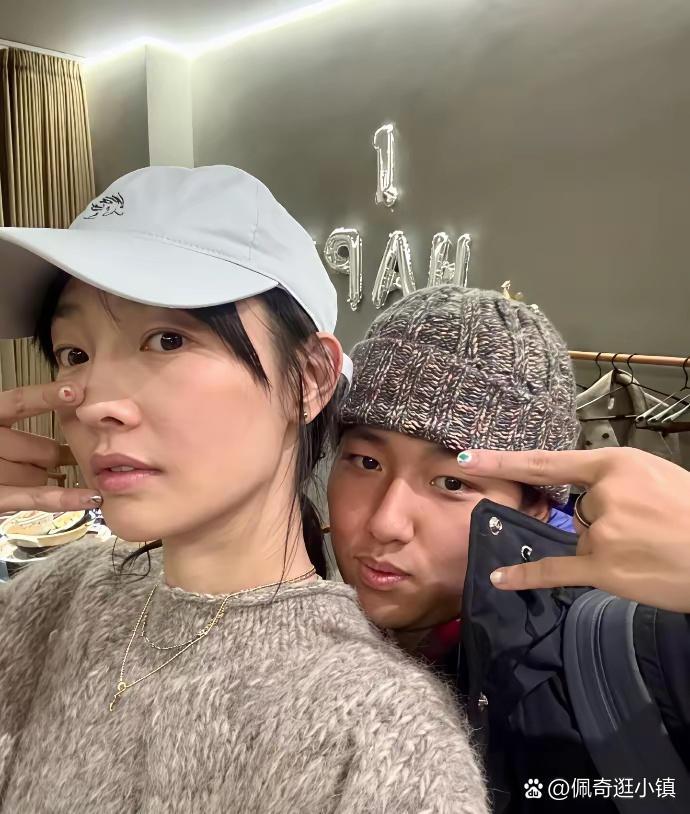 白百何晒与大儿子做同款美甲，五官像极了爸爸羽凡 