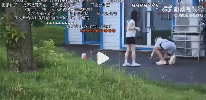 都是黄毛，不过因为有个职业选手的身份！
前英雄联盟职业选手在直播的时候为了流量和