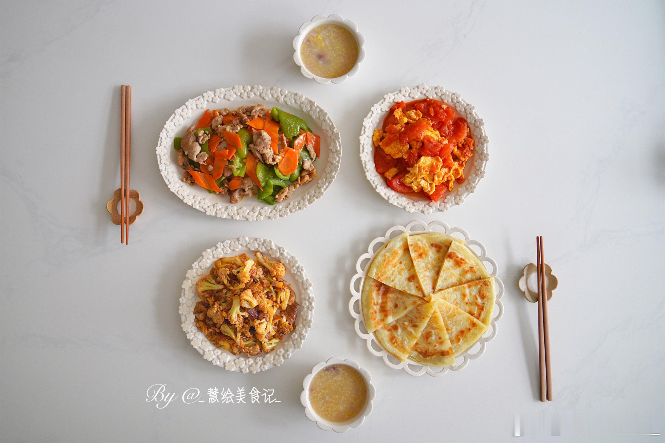吃晚饭~青椒胡萝卜炒肉、干果花菜、番茄炒蛋、家常饼、红豆小米粥~#好好吃饭##用