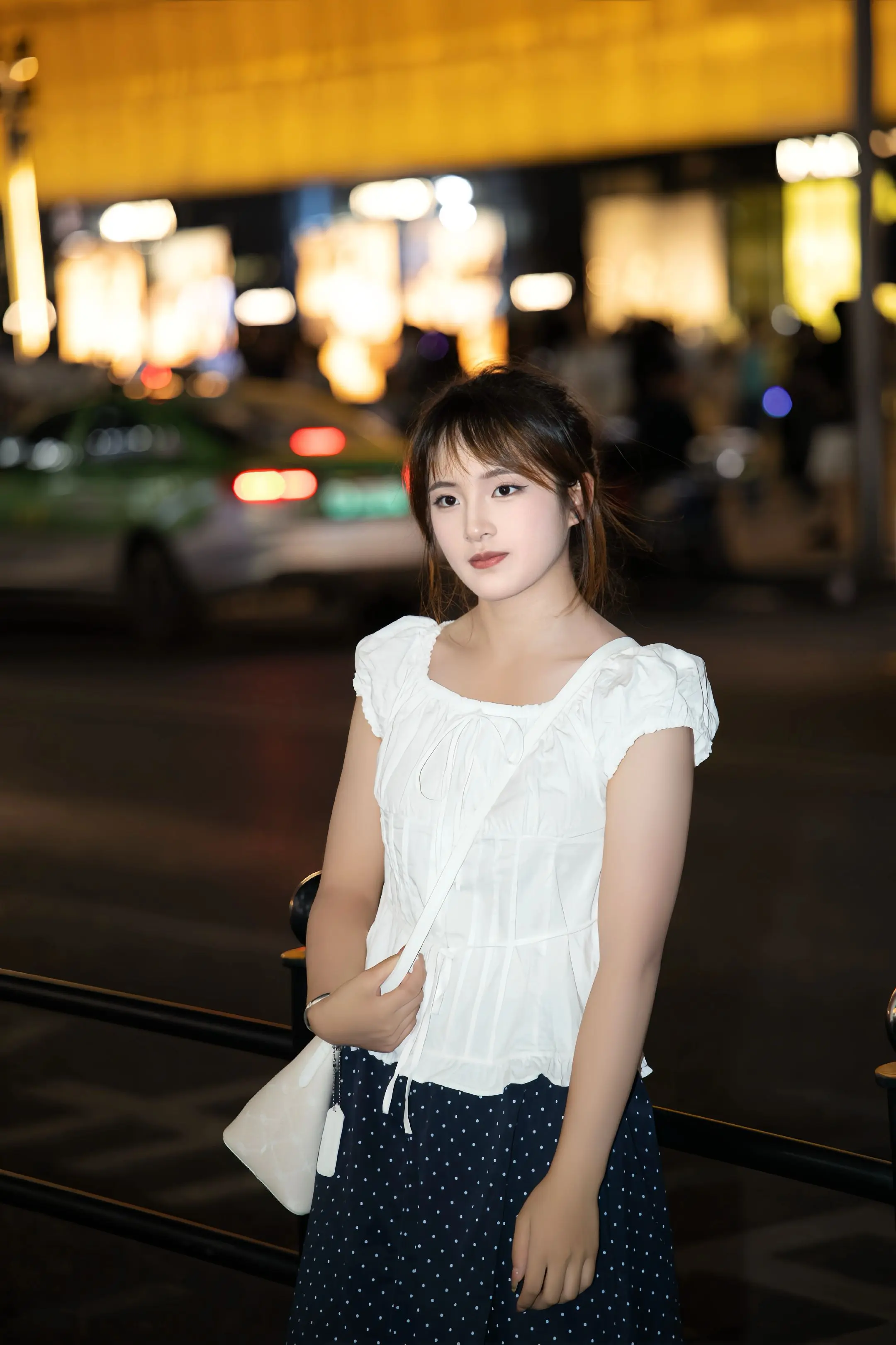 夜晚氛围感穿搭✨。在春熙路商圈拍了一组照片，白色穿搭超有纯欲松弛感~谁...