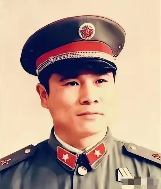 1979年，黄招强奉命护送伤兵撤退，中途休息时，他发现队伍里多了几张陌生面孔，他