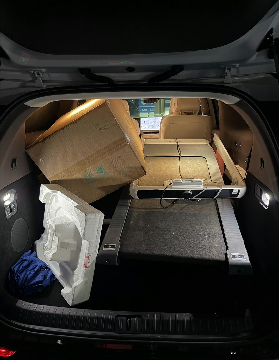 理想MEGA拉货能力真是可以，一个跑步机，一个洗衣机，轻轻松松。又能当MPV又能