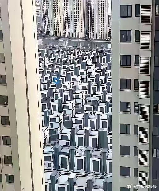 听我一句劝，大晚上的千万别手欠去推窗户！本来想着临睡前开窗透透气，结果往外一瞅，