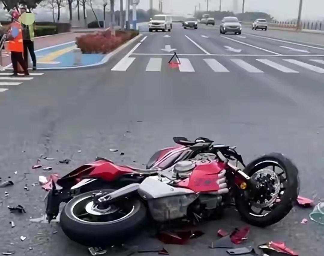 忘拔钥匙，邻家孩子骑走摩托后身亡，家长索赔33万，法院判决太清醒！

一把钥匙，