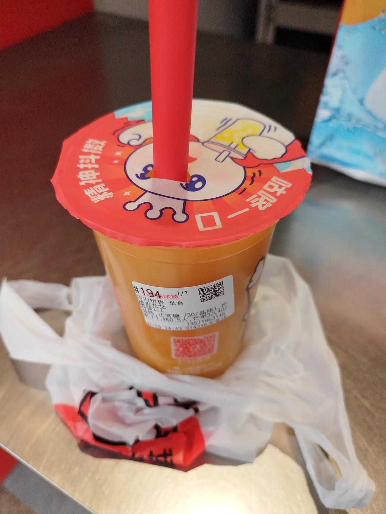 为什么外边卖的喝的东西都不解渴？不管是糖水、奶茶、咖啡还是柠檬水，一大杯喝下去只