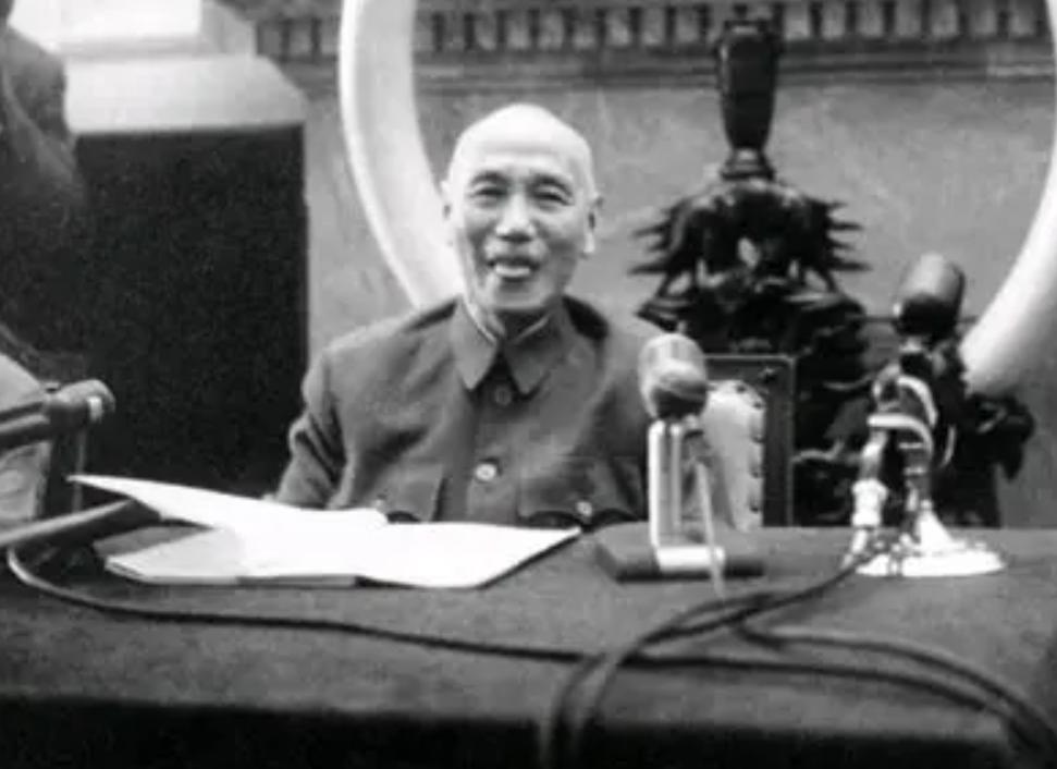 蒋介石笼络人心的两个小手段有：
第一:他专门备有簿册，记下嫡系高级军官母亲生辰，