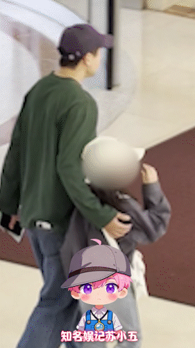 高云翔带小酒窝去看话剧 高云翔带小酒窝去看话剧，酒窝最近是去找爸爸了嘛！高云翔陪