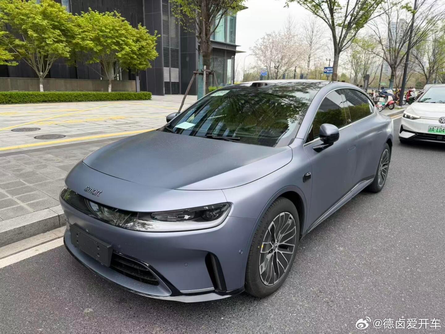 smart精灵6无伪装实车，对比之前CG质感好不少，尺寸甚至比精灵5还要大。 