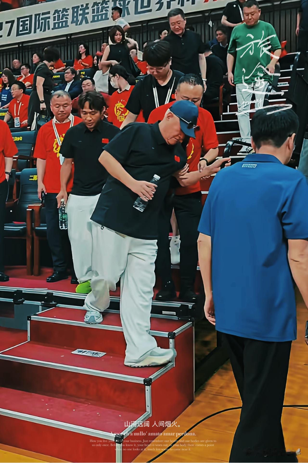 这么多名人去捧场
中国男篮还是输了
中国足球职业化后退步了
中国男篮职业化后退步