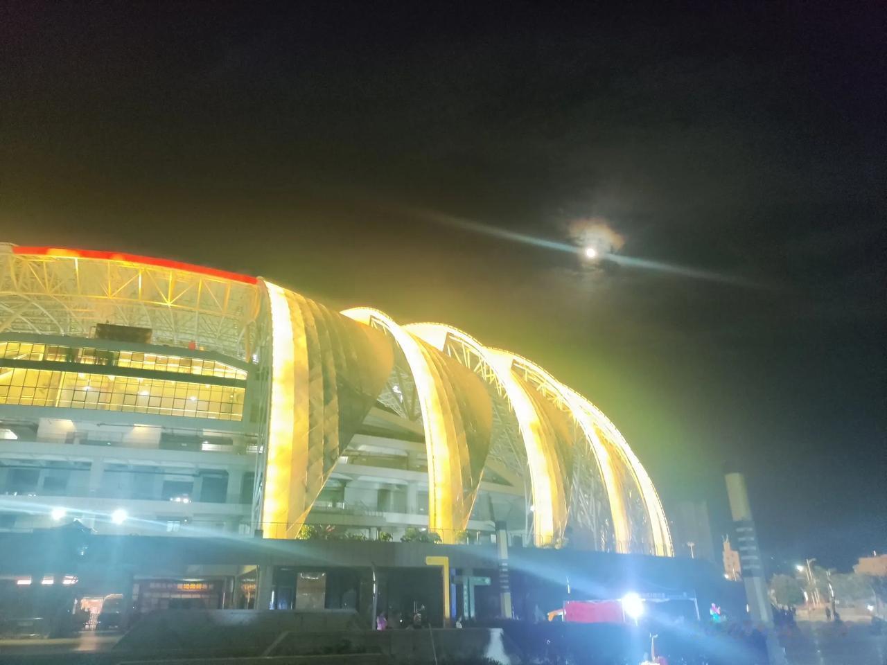 五华奥体中心夜景！
时维七月初十五，夜临五华奥体之场。但见场馆巍巍，其灯焕彩，五