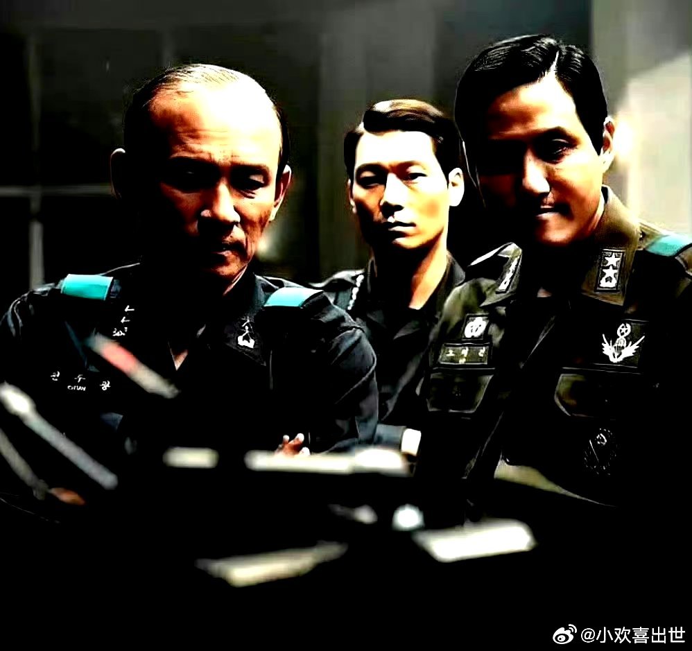 韩国导演金成洙作品《首尔之春》中黄政民饰演的全斗光与饰演卢泰健的朴海俊。1979