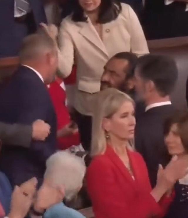 特朗普国情咨文演讲，第一个意外发生了，民主党议员被赶了出去
特朗普在国情咨文中强