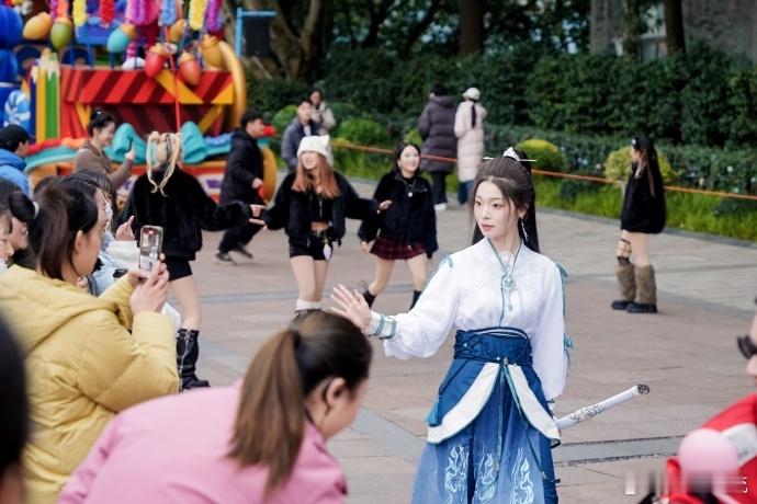 剑来在成都温酒会知音看完动画就在成都看到陈平安 谁懂这份含金量，在成都欢乐谷偶遇