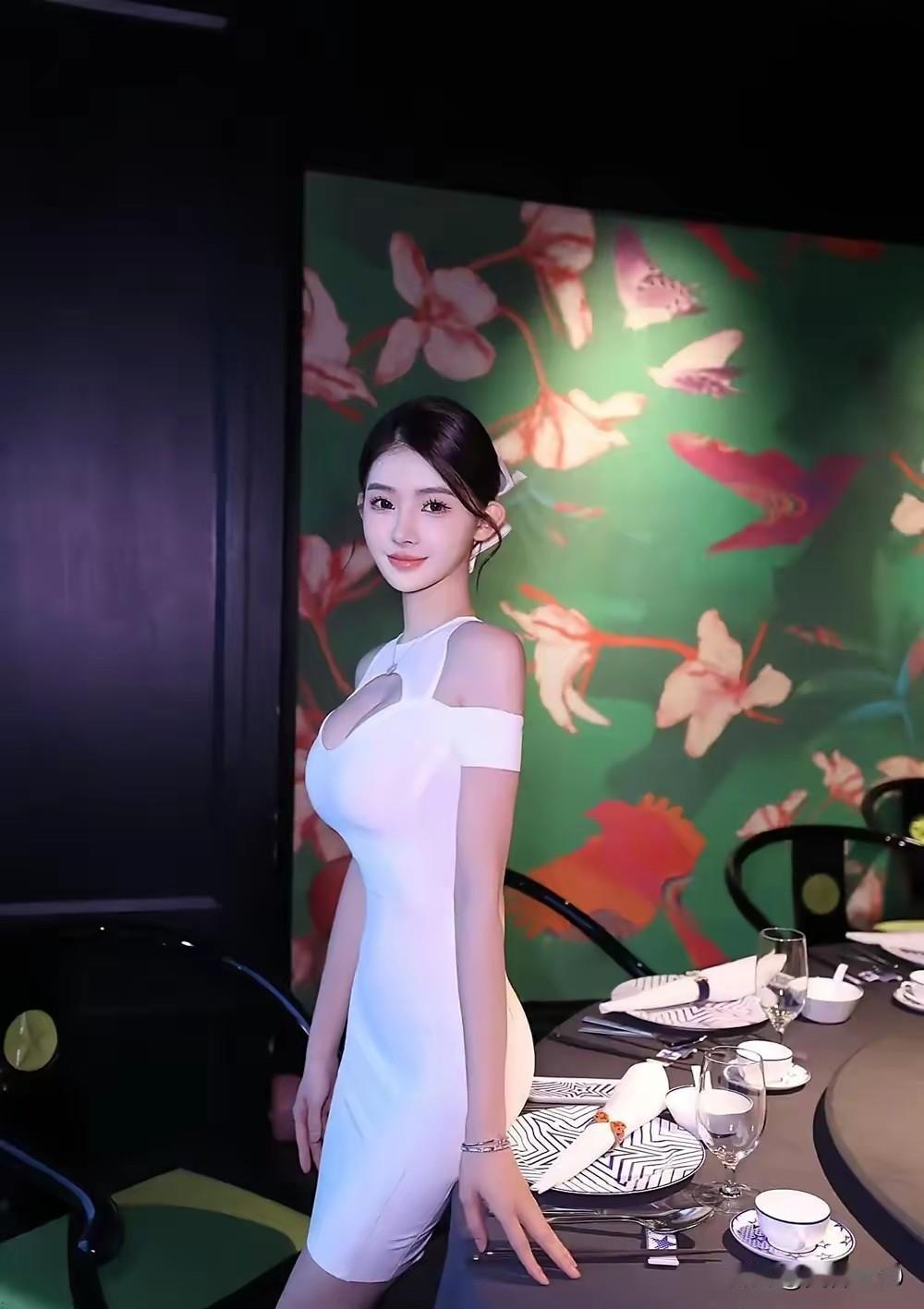 侧身显身姿，颜值美如画，气质魅力拿捏的很稳！