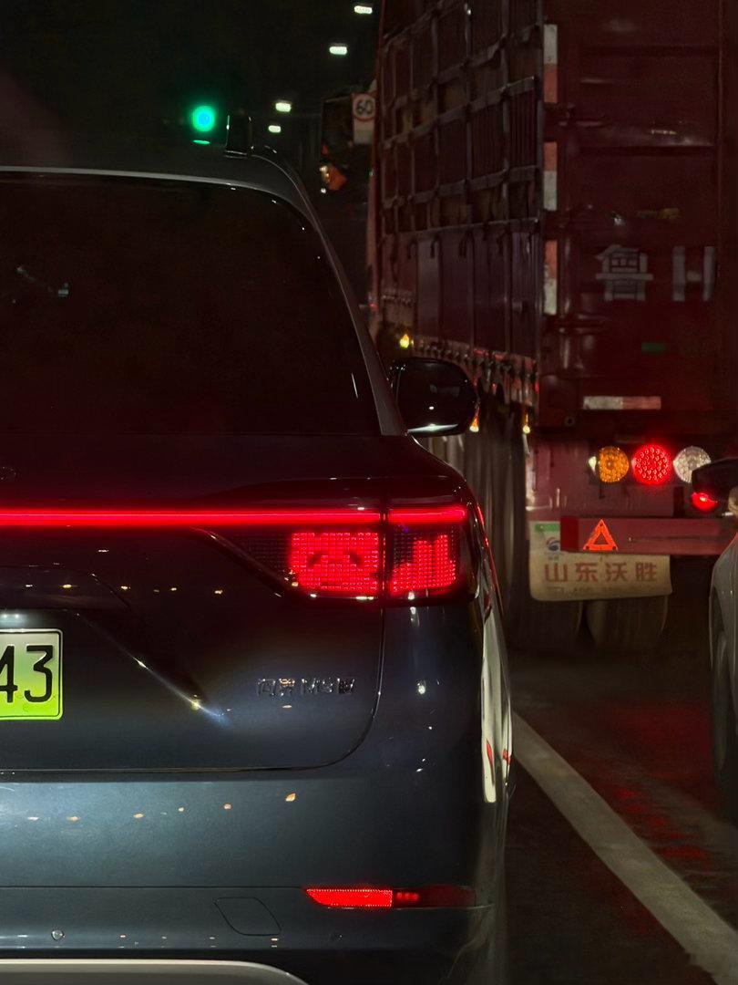 这是一只熊，要烟？ 成都·四川大学江安校区长桥