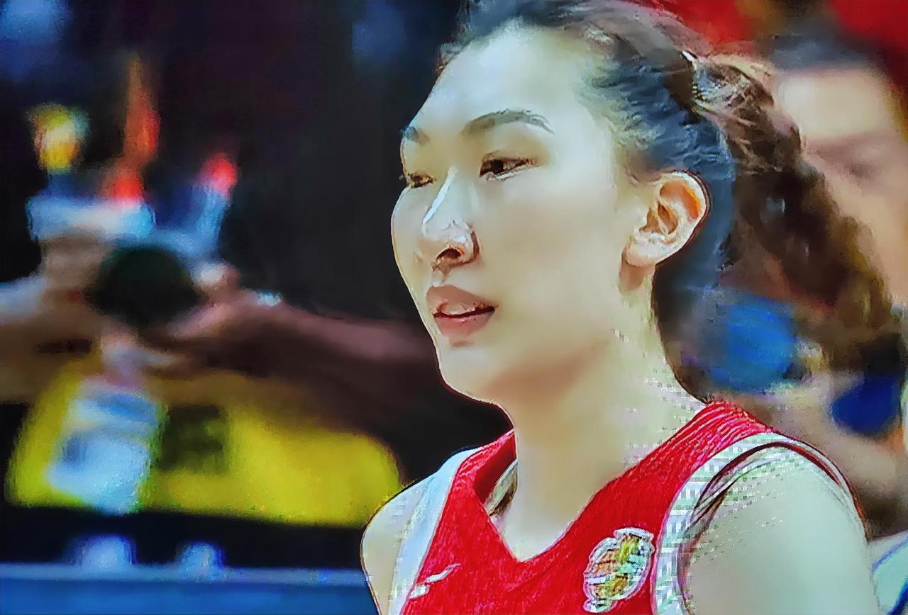 75：72！在刚刚结束的女篮世界杯1/4决赛资格赛中，中国女篮经过一番鏖战，以三