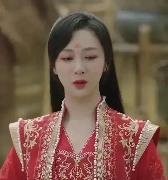 有网友纷纷吐槽杨紫在长相思里的神态很像杨钧钧，就是扮演西门无恨的女星… ​​​