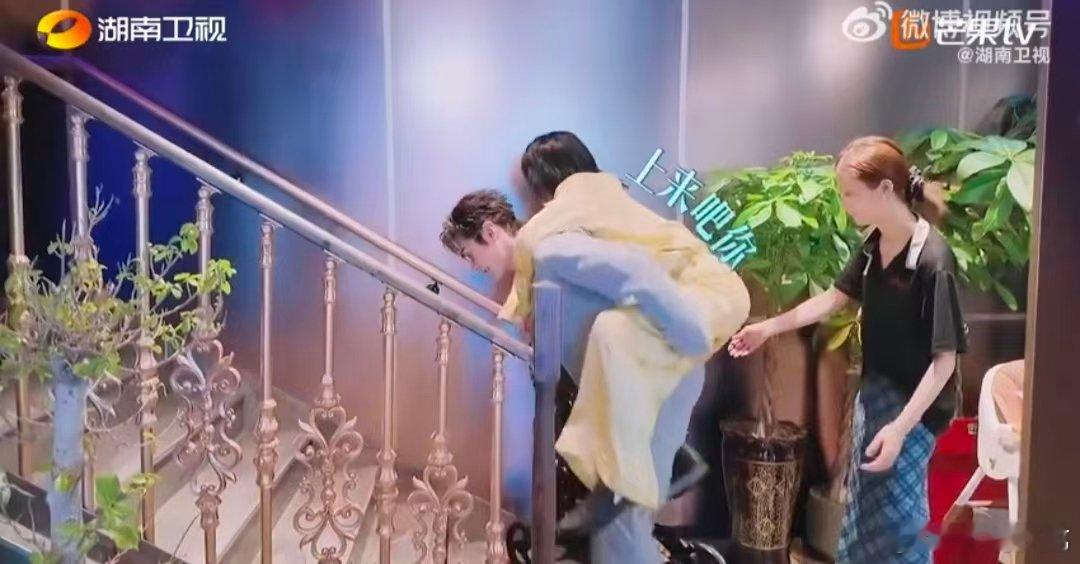 黄晓明背尚雯婕上楼巴黎合伙人名场面巴黎合伙人 尚雯婕怕楼梯，黄晓明直接化身“移动