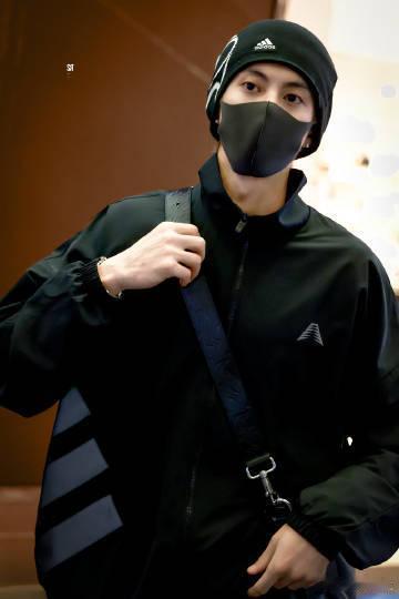 王鹤棣好长一条人 黑装酷盖上线！好长一条人颜值状态双在线，奔赴篮球赛场的模样，又