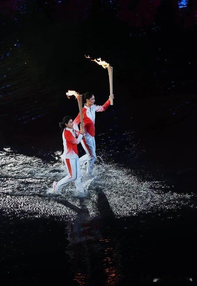 谁懂啊！郭晶晶水中传火炬那一幕，真的又好哭又好燃！
 
你们再回头看那段视频，快