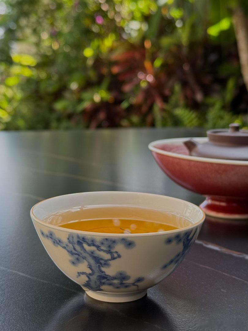 古六山精品古树茶市场上买不到！都是在小圈子里流通，市场上一般都是假的！古树茶从2