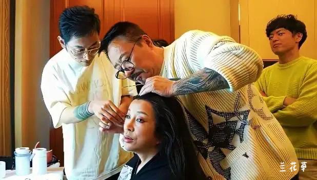 化妆师毛戈平为七旬刘晓庆画少女妆。
唉！累晕了。