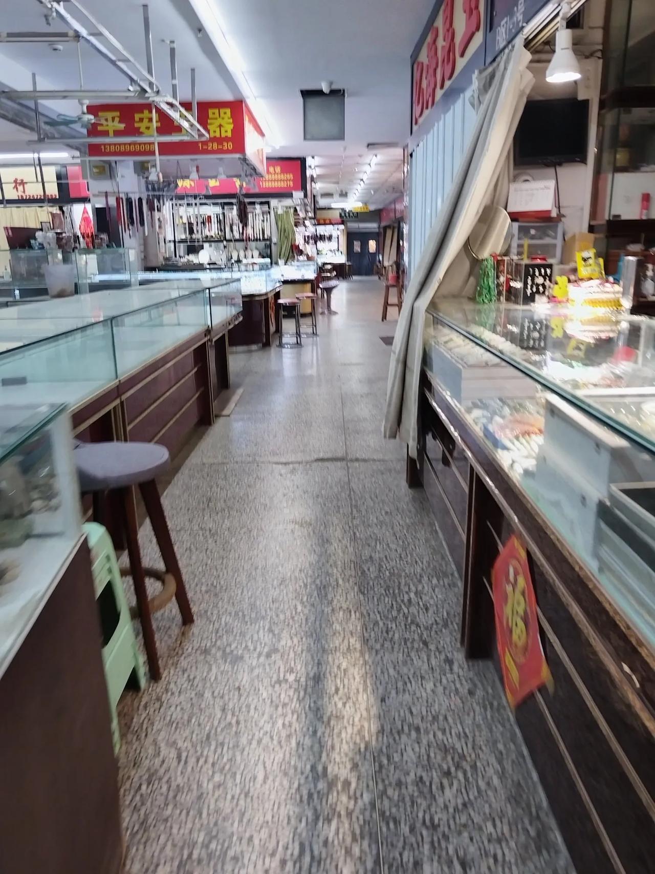 晒图笔记大赛今天去趟即墨路，说起即墨路小商品市场前几年可以说是青岛的名片。仅靠中