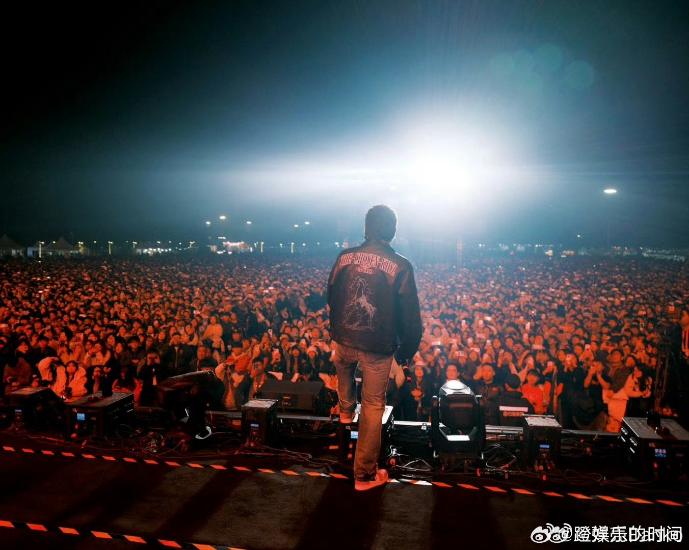 弹壳狂放人生真Boss驾到说唱巅峰对决2026弹壳一出场便是焦点，切换狂放模式之