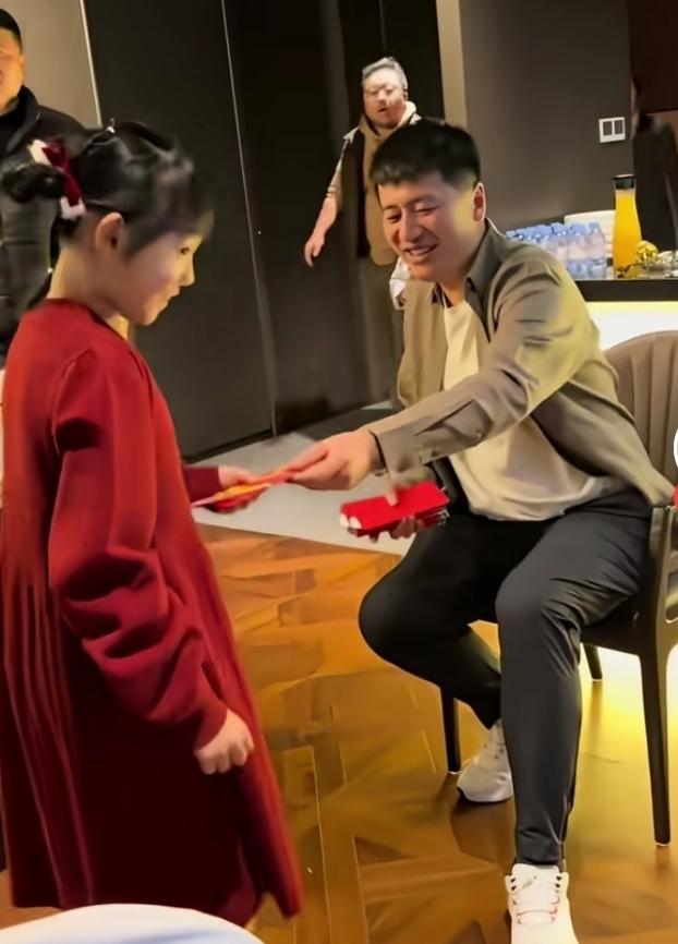 破防！刷到张雪峰最后一次给家里孩子发红包的视频，看完心里特别难受。视频里他穿着家