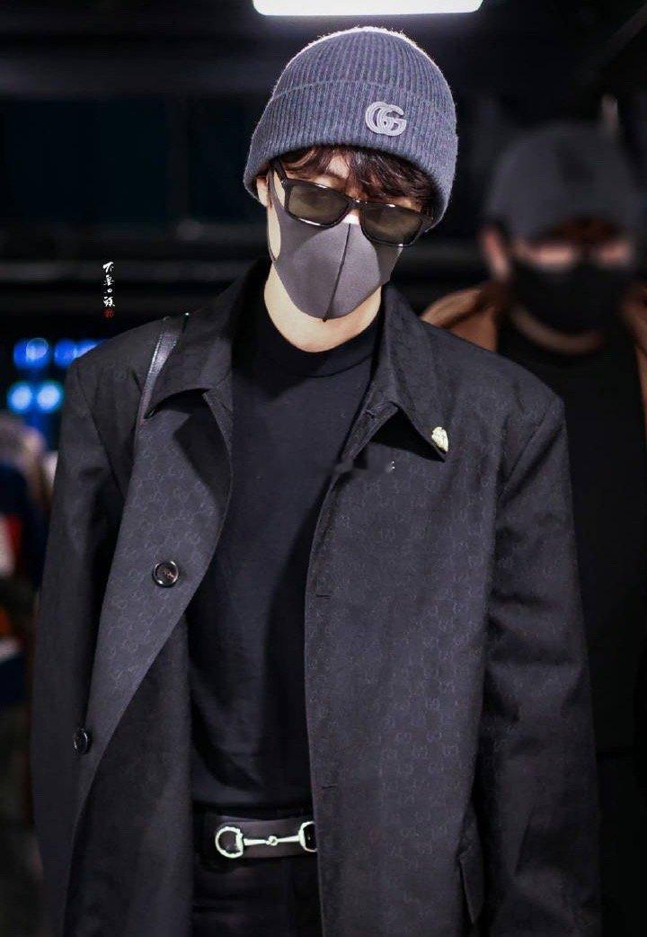 肖战刚落地米兰还没露全脸就登上高位世趋，基操罢了 