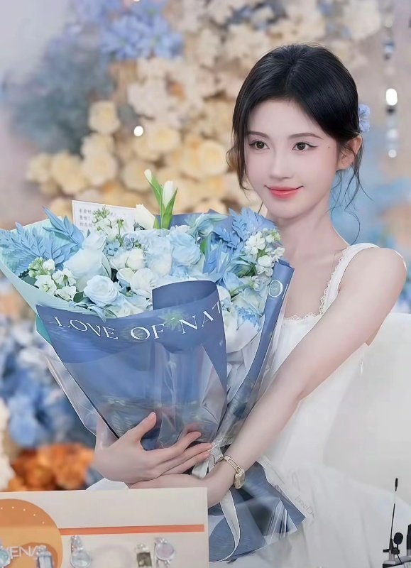 鞠婧祎西装短裤 鞠婧祎这套职场look也太会穿了！卡其西装+格纹短裤清爽利落，条