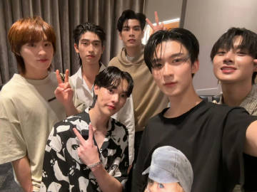 黄毛的正向作用就是显得人很轻盈，在一群黑发油头里最蓬松柔软自带柔光滤镜的小美女