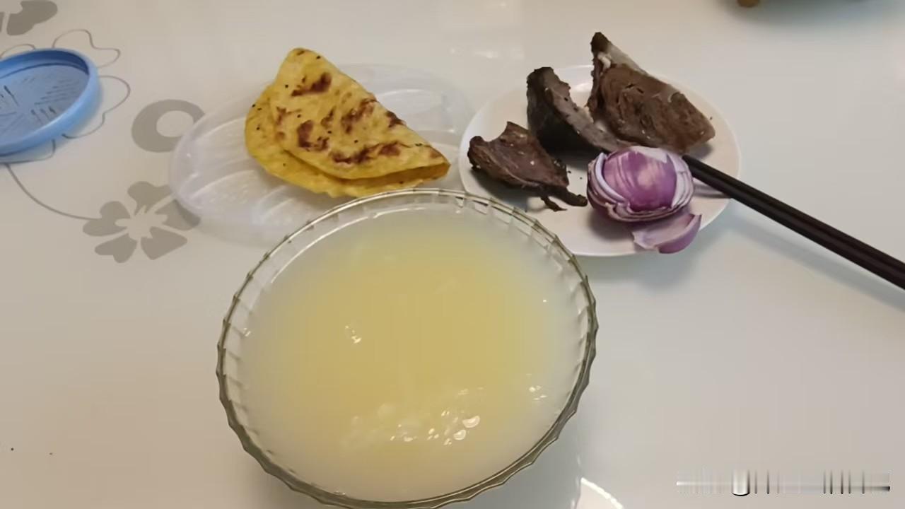 昨天晚上都八点半了，老公又在家人群里晒他的晚餐。
这么晚了，还吃三块牛肉，一大碗