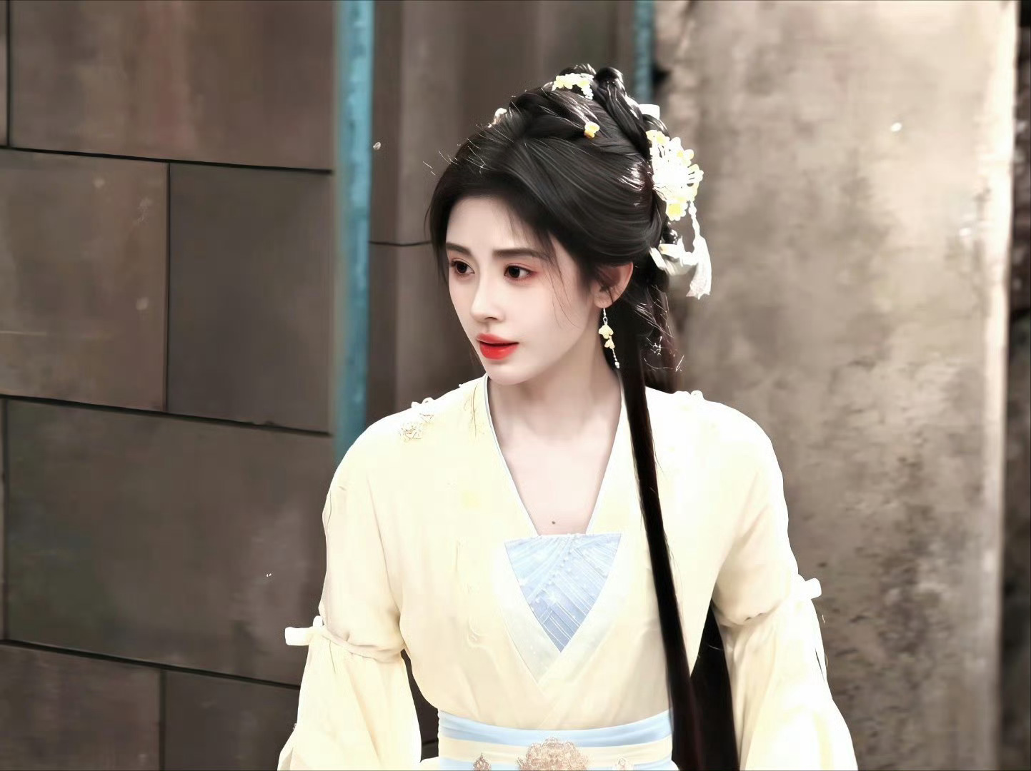 鞠婧祎发量被怀疑戴了假发片千香造型师打假鞠婧祎带假发片了，有些人闲着没事干盯别人