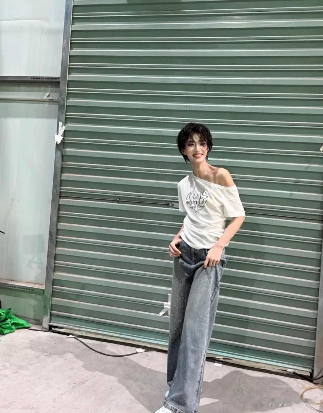 卢昱晓这瘦⁠得骨头‎都快把皮撑破‏﻿了，应该没法P‏吧？真是瘦了超多。 