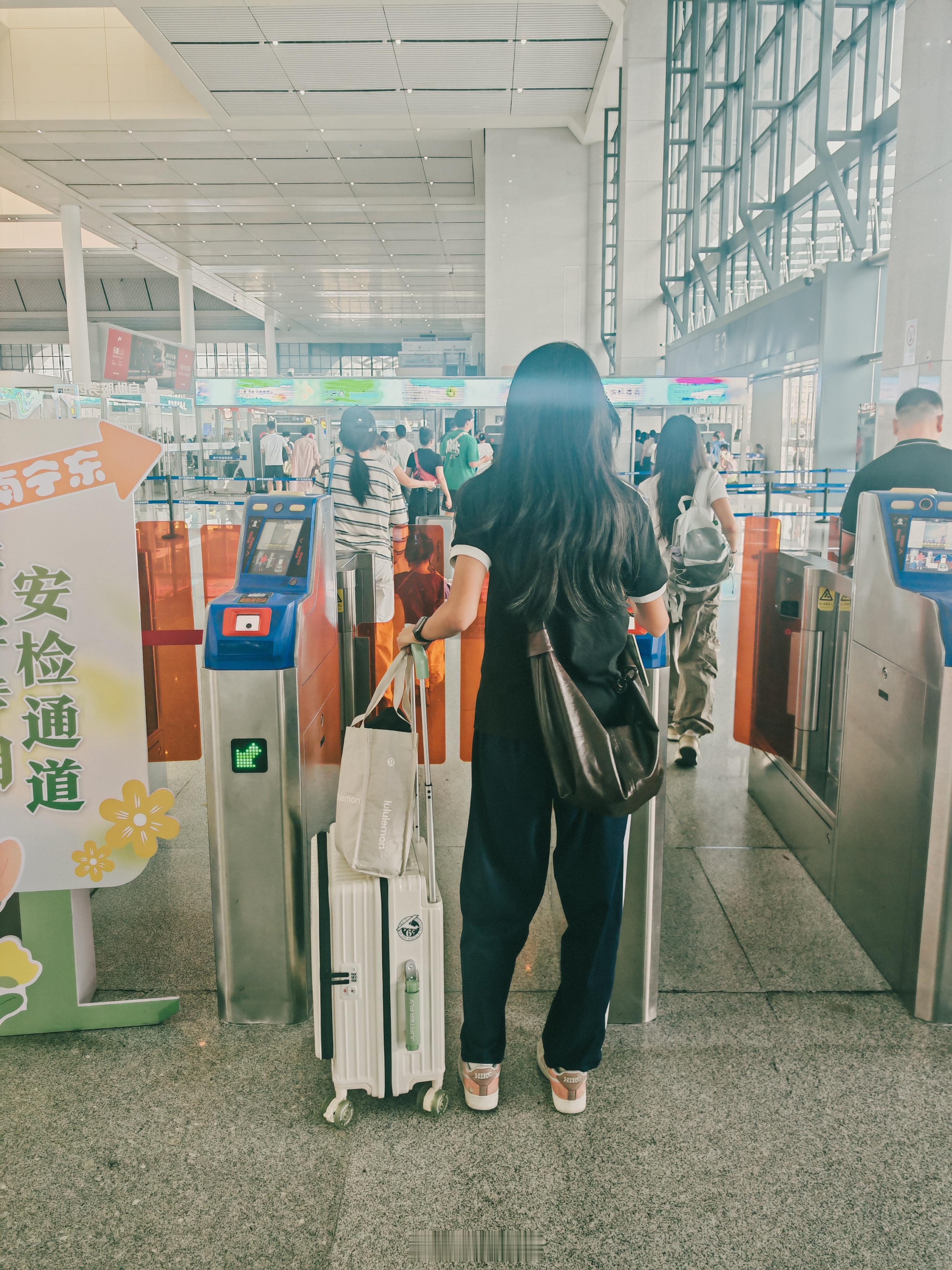 恭喜你完成14岁第一次的独自旅程，上午爸爸送到高铁站，一个人进站安检坐到深圳（图