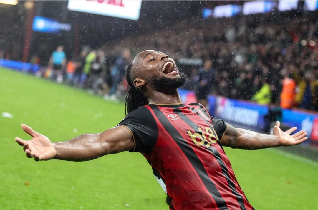 罗马诺消息，塞梅约很快就会决定他的未来，曼联和曼城都在推动这笔收购。利物浦在11